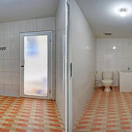 Oyo 90028 Hotel Victory Бату Екстериор снимка