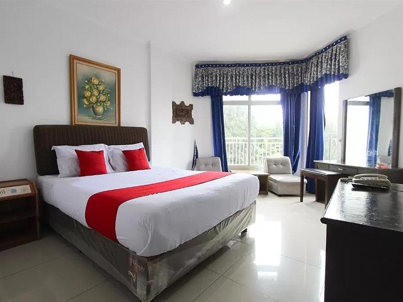 Oyo 90028 Hotel Victory Бату Екстериор снимка