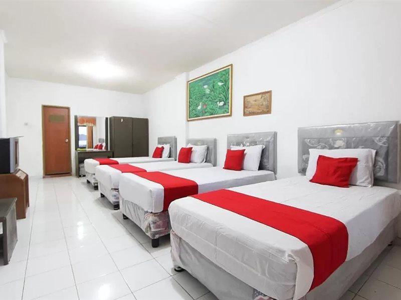 Oyo 90028 Hotel Victory Бату Екстериор снимка