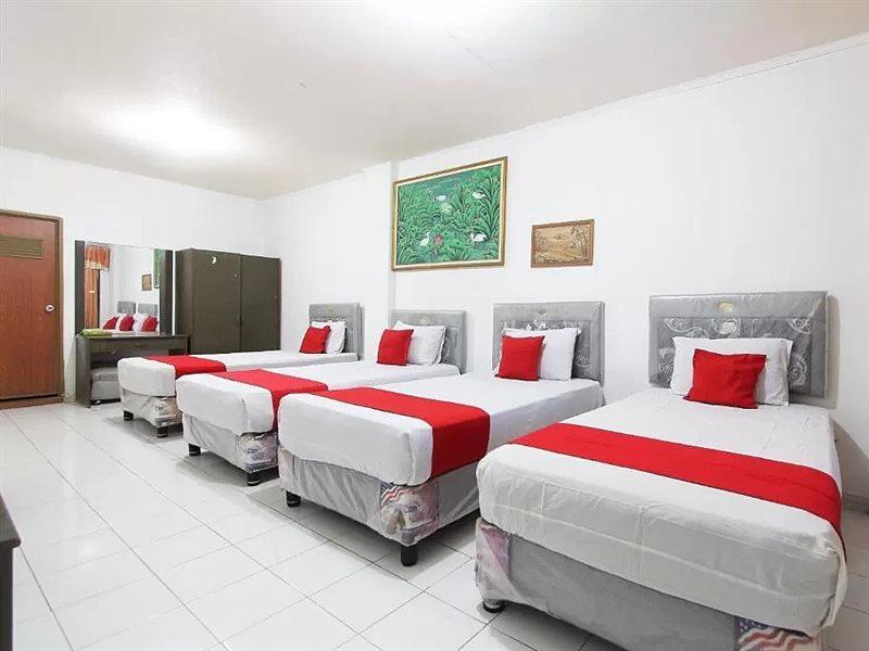 Oyo 90028 Hotel Victory Бату Екстериор снимка