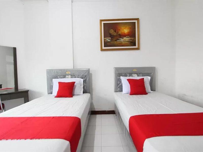 Oyo 90028 Hotel Victory Бату Екстериор снимка