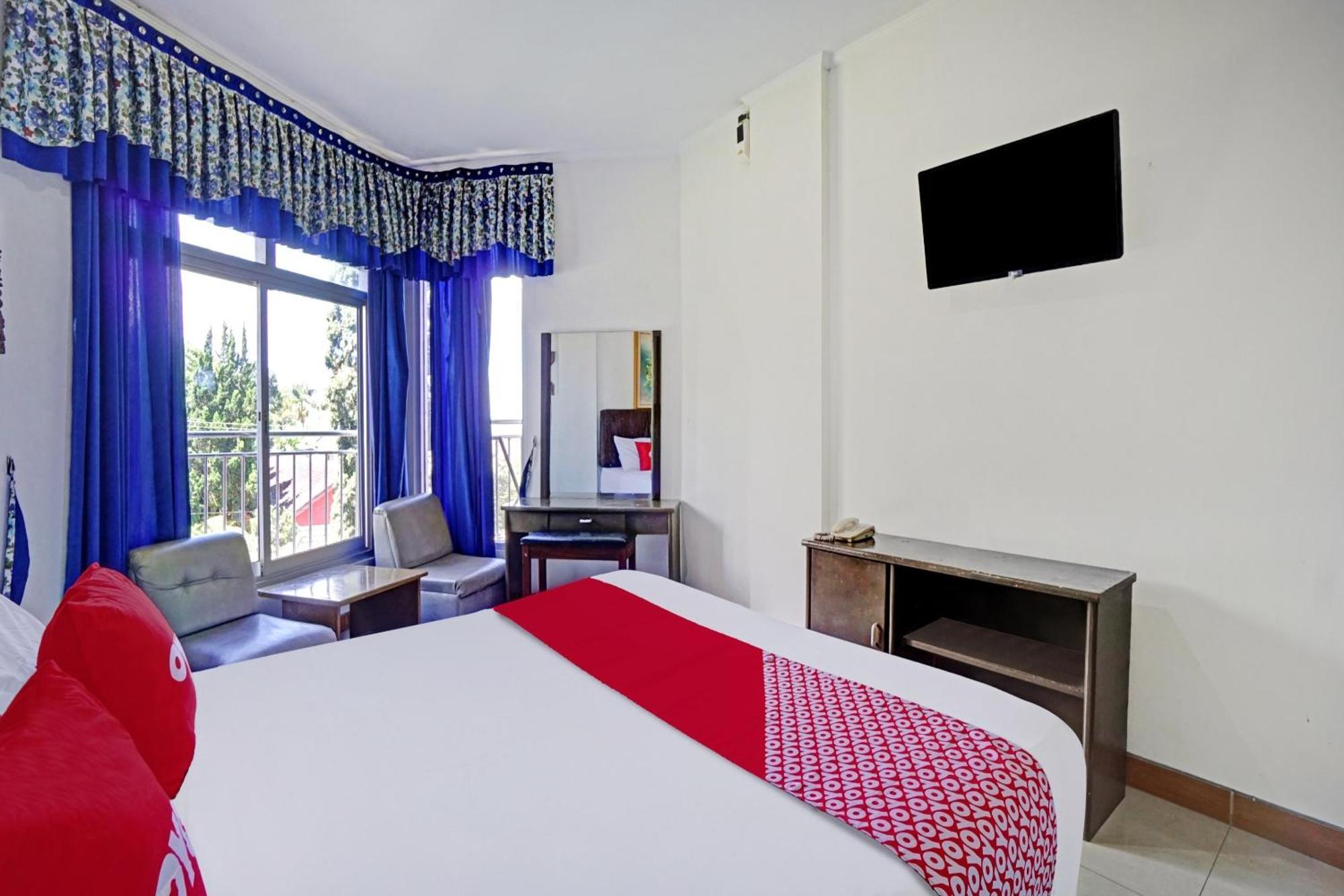 Oyo 90028 Hotel Victory Бату Екстериор снимка