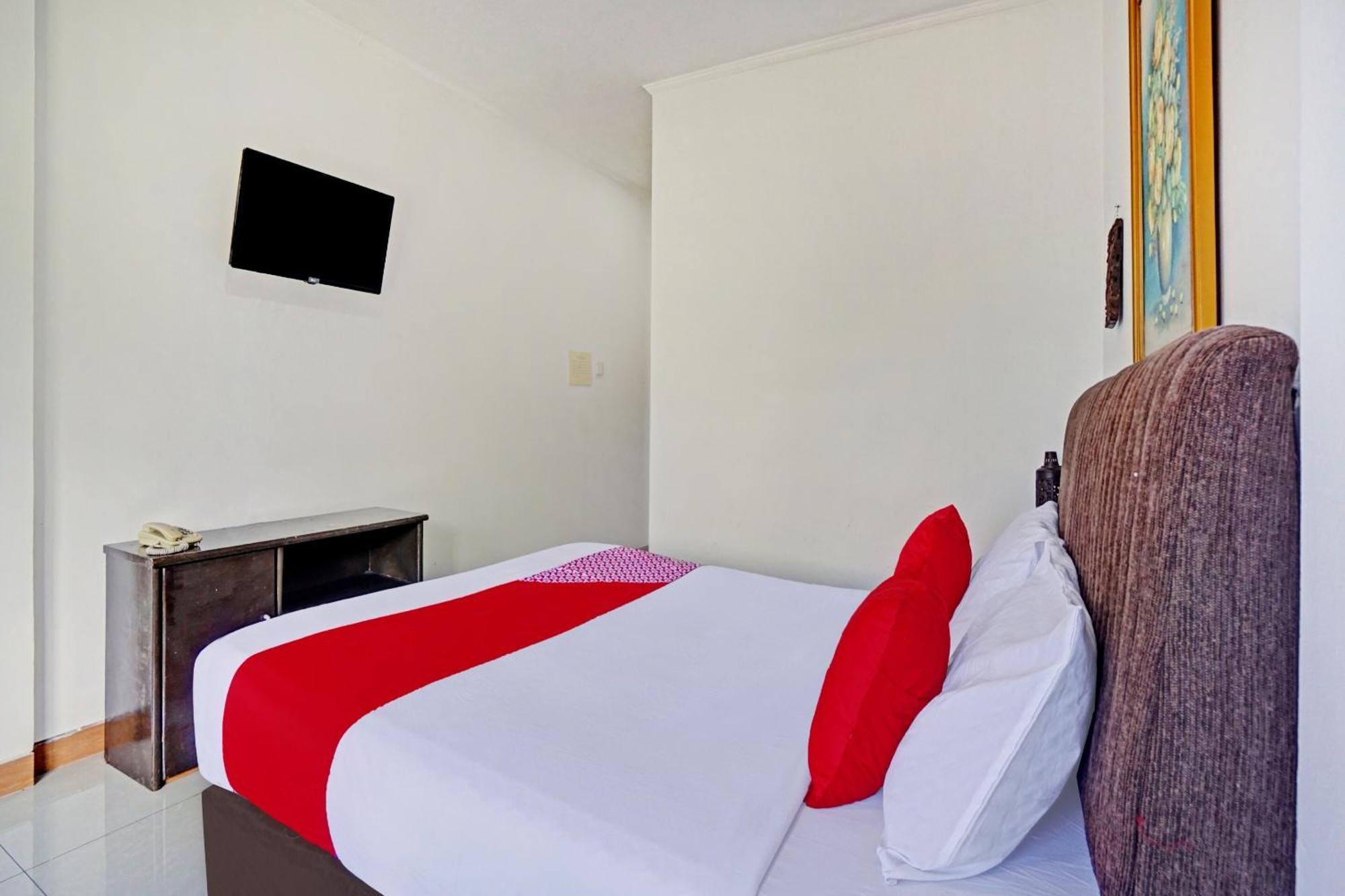 Oyo 90028 Hotel Victory Бату Екстериор снимка