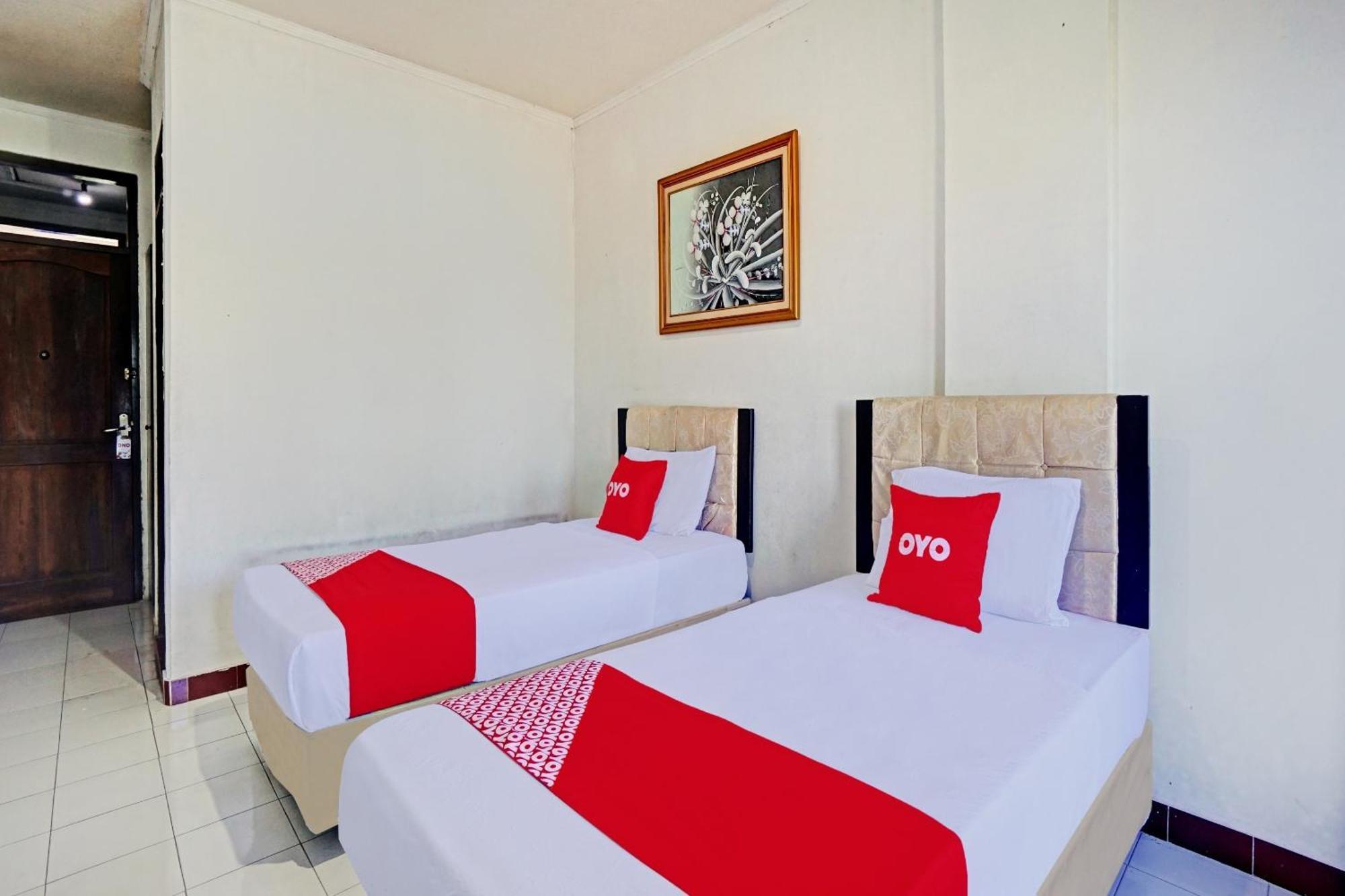 Oyo 90028 Hotel Victory Бату Екстериор снимка