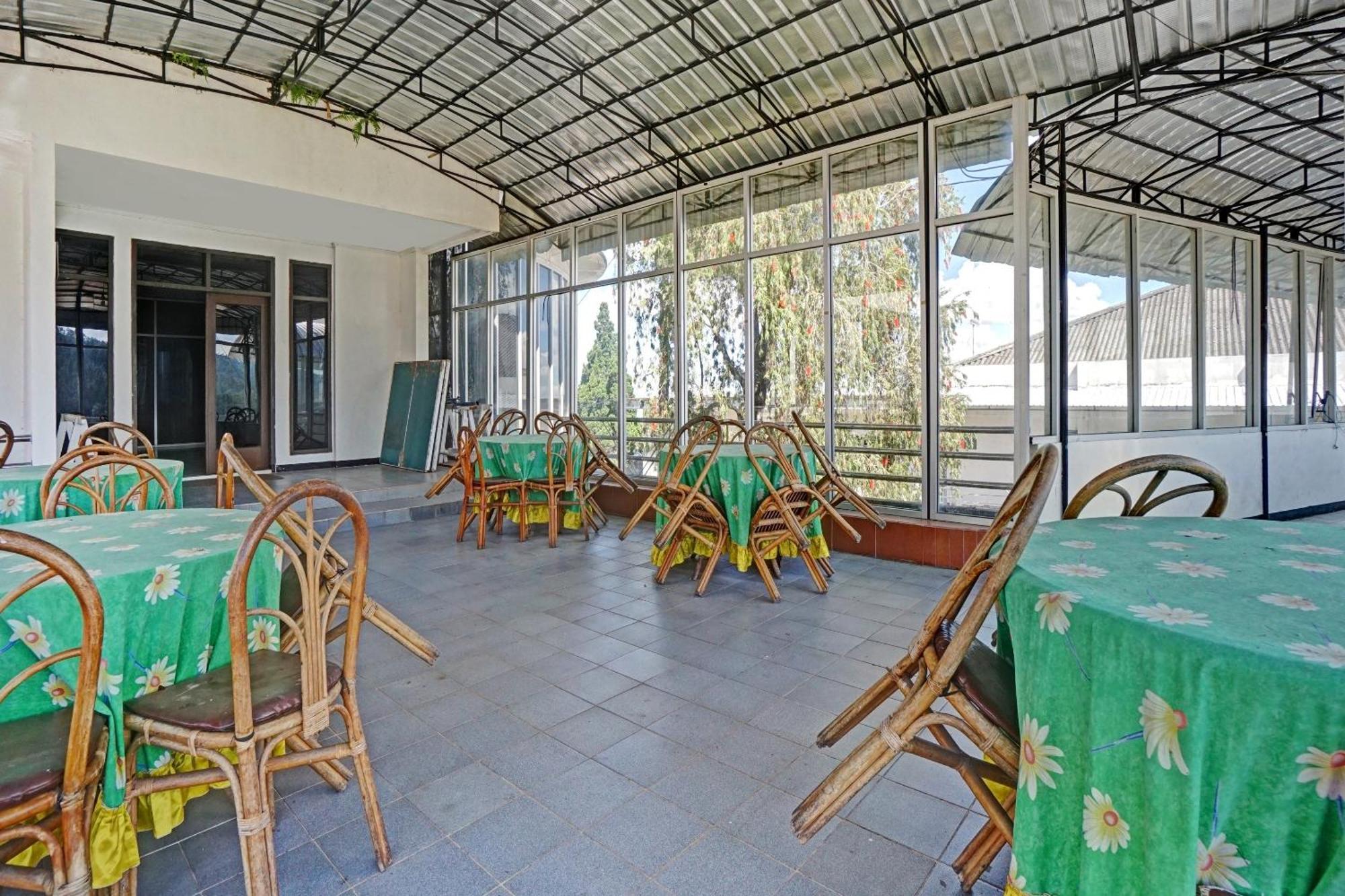 Oyo 90028 Hotel Victory Бату Екстериор снимка