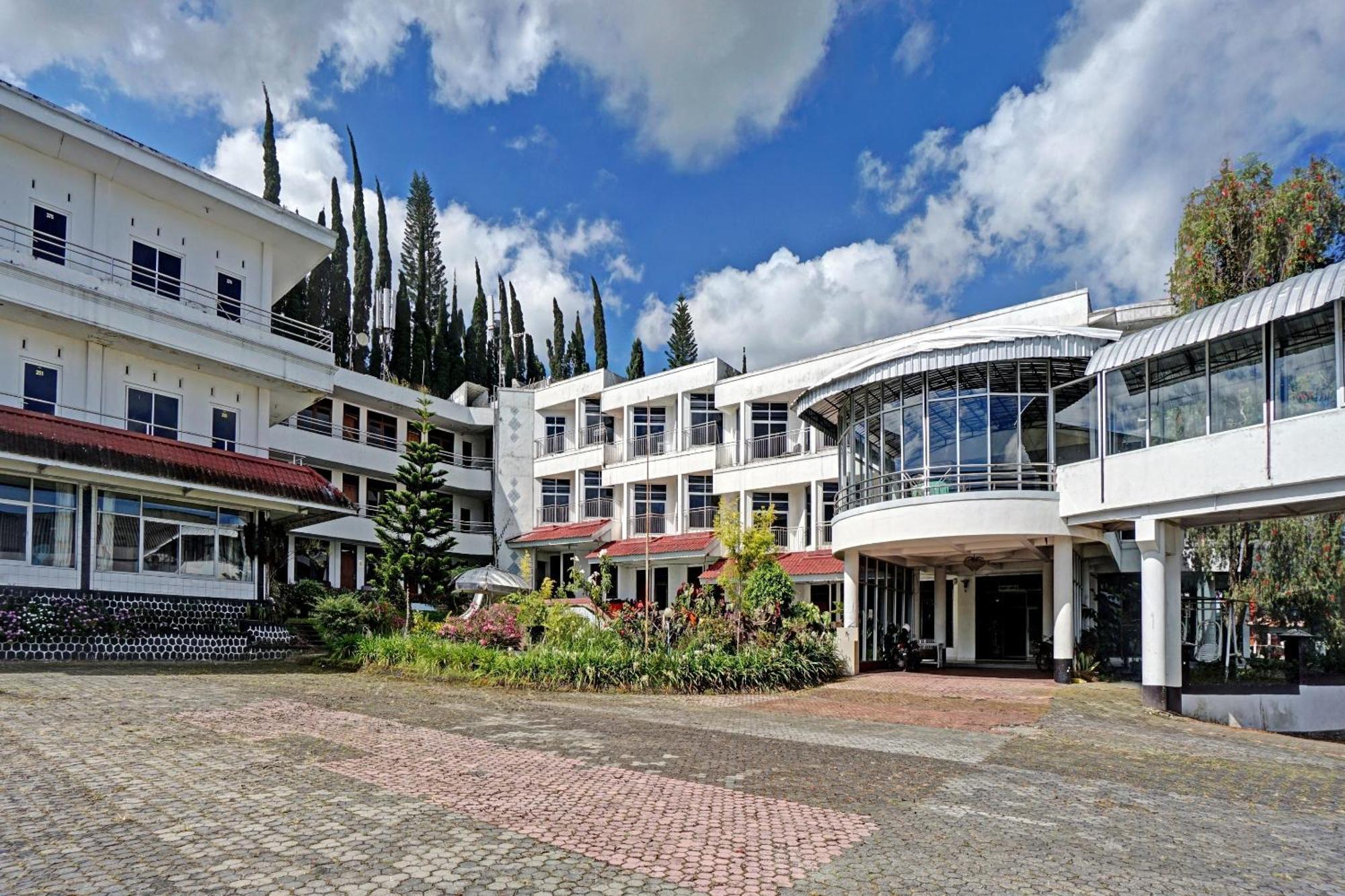 Oyo 90028 Hotel Victory Бату Екстериор снимка