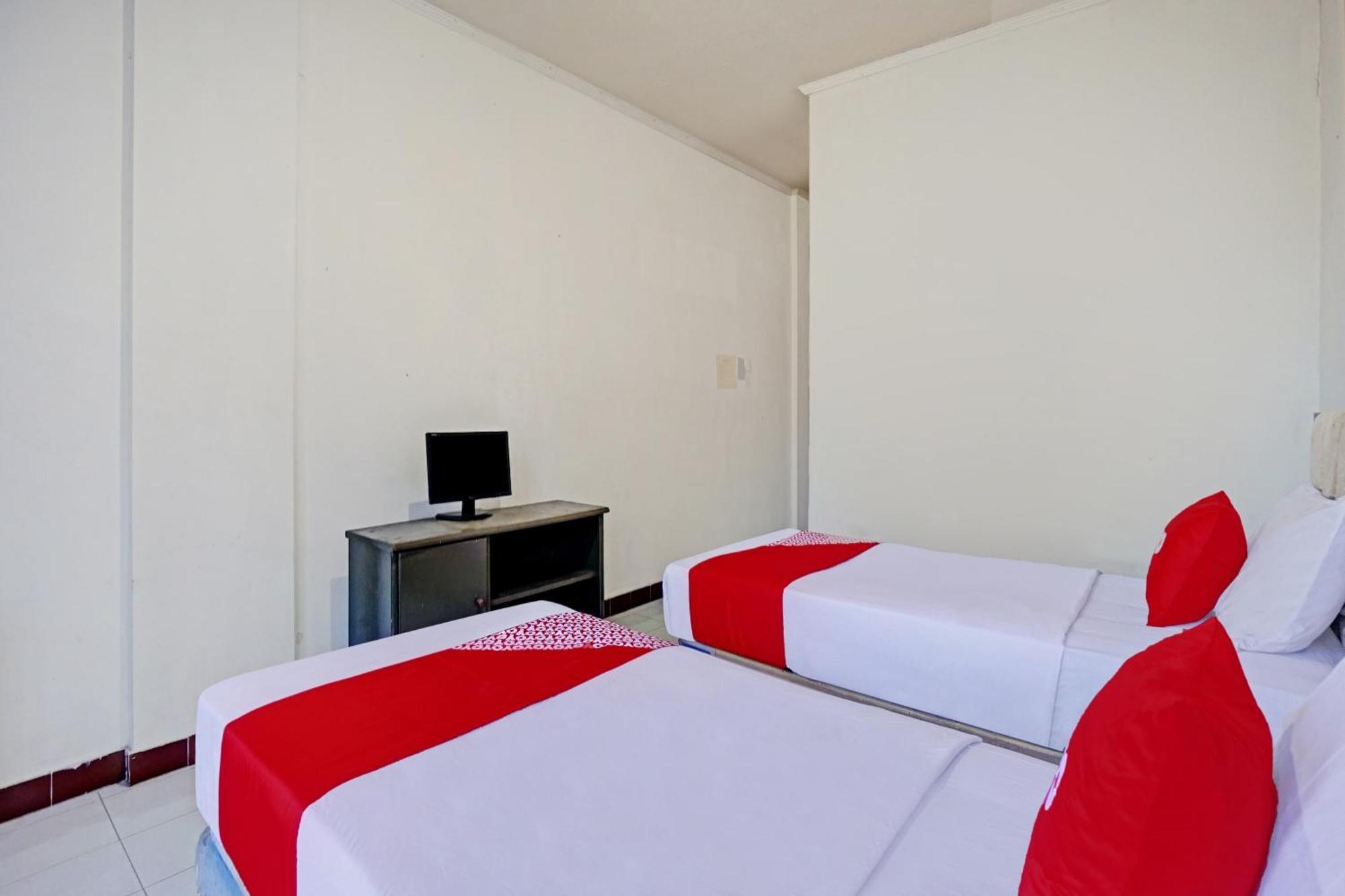 Oyo 90028 Hotel Victory Бату Екстериор снимка