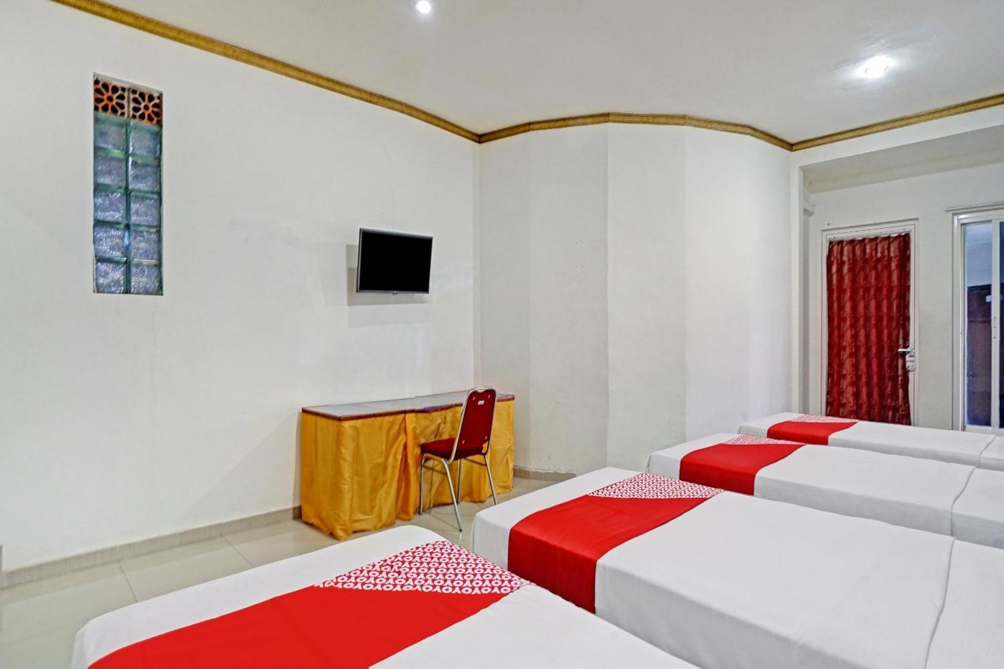 Oyo 90028 Hotel Victory Бату Екстериор снимка