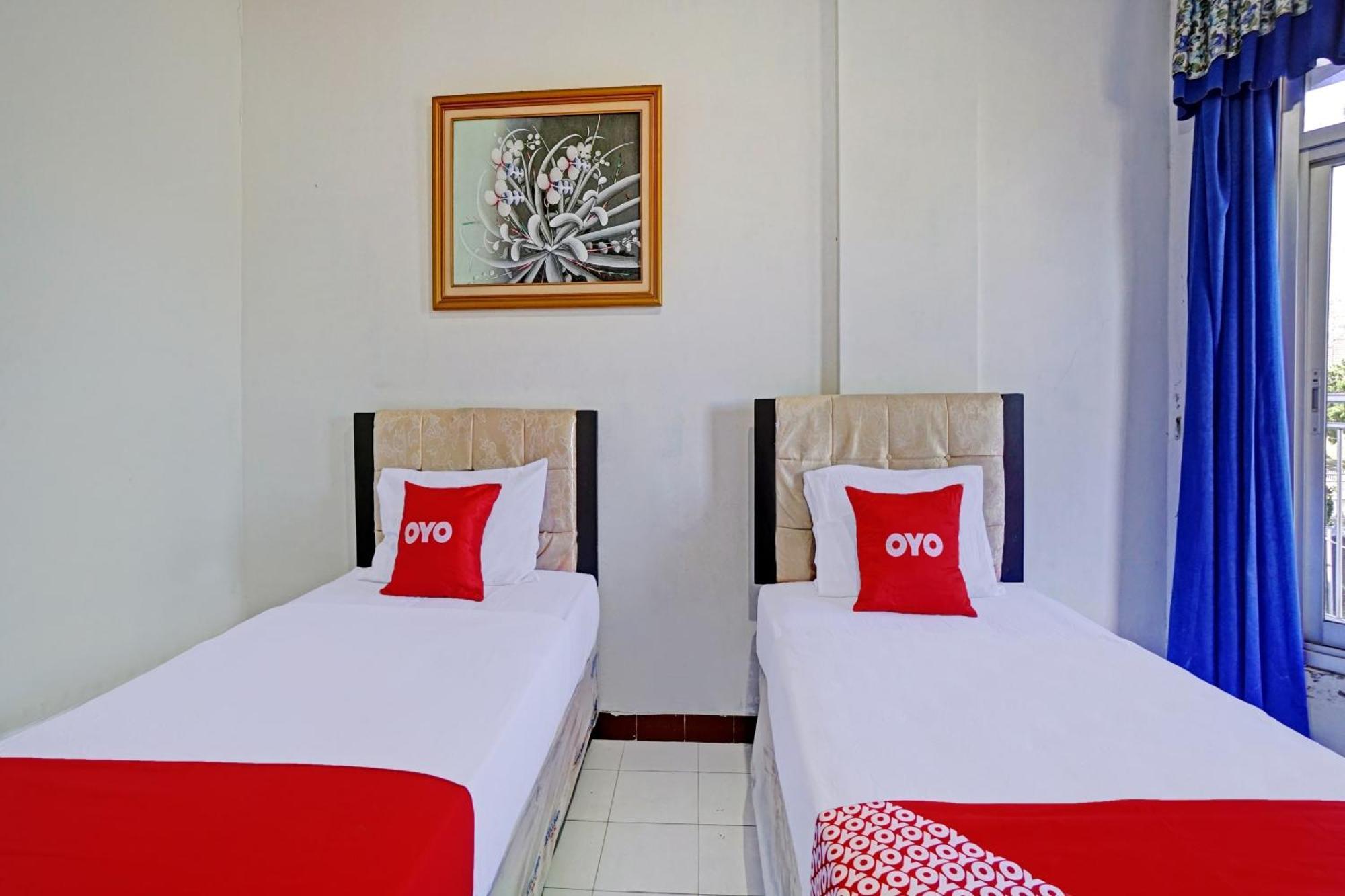 Oyo 90028 Hotel Victory Бату Екстериор снимка