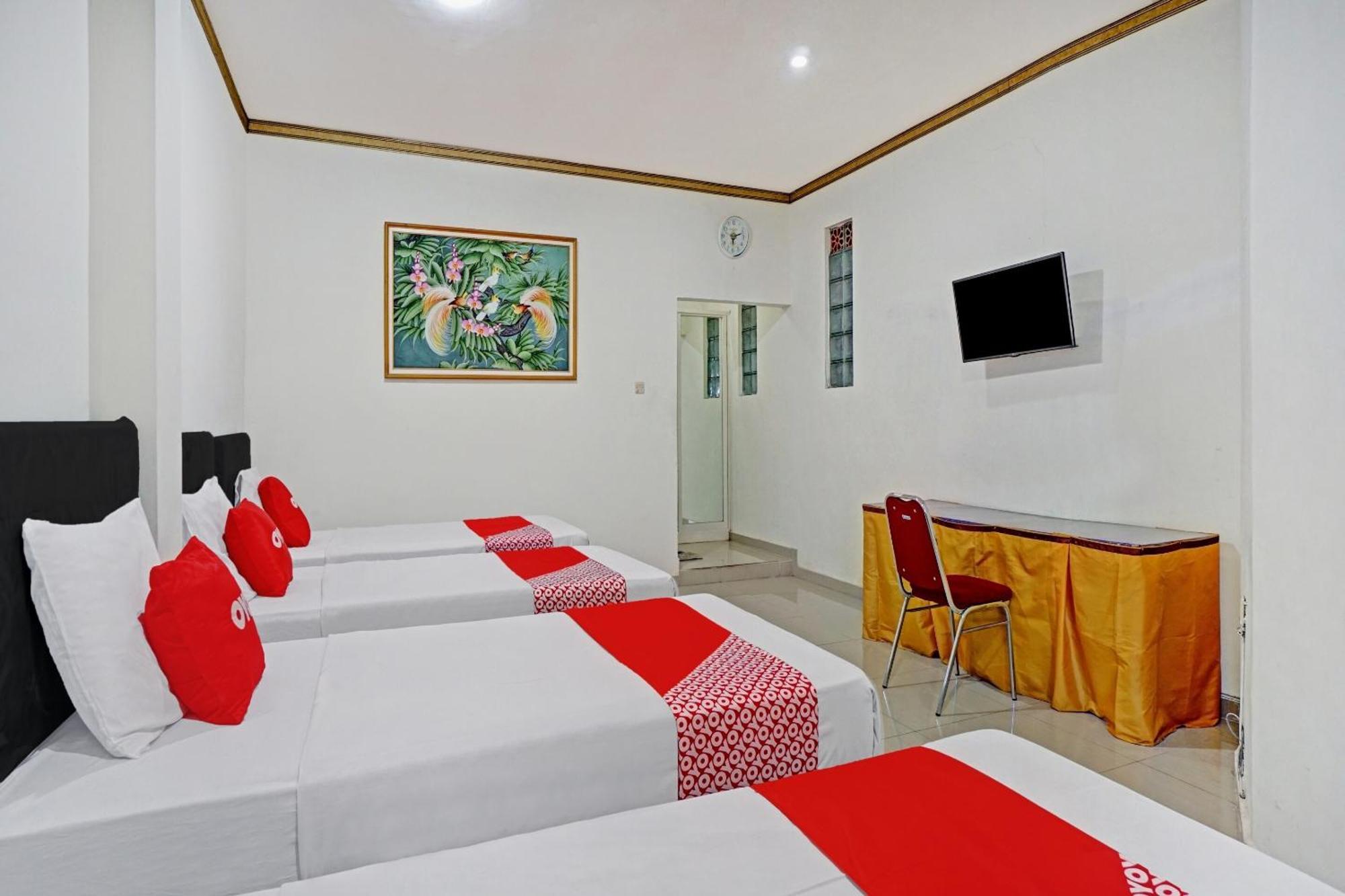 Oyo 90028 Hotel Victory Бату Екстериор снимка