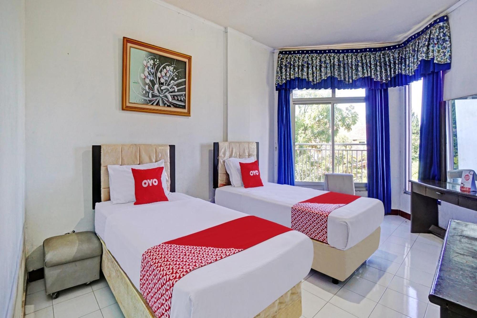 Oyo 90028 Hotel Victory Бату Екстериор снимка