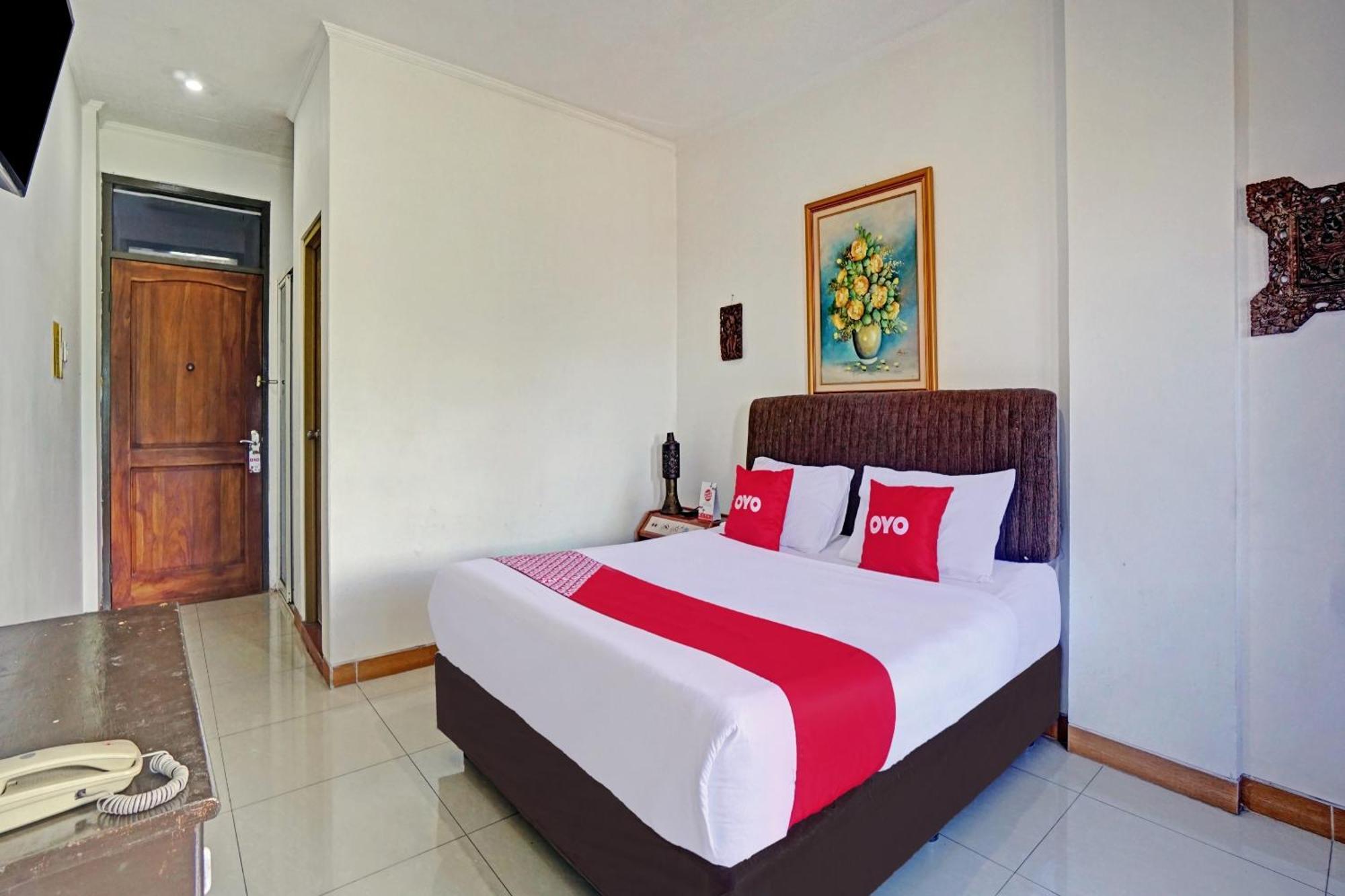 Oyo 90028 Hotel Victory Бату Екстериор снимка