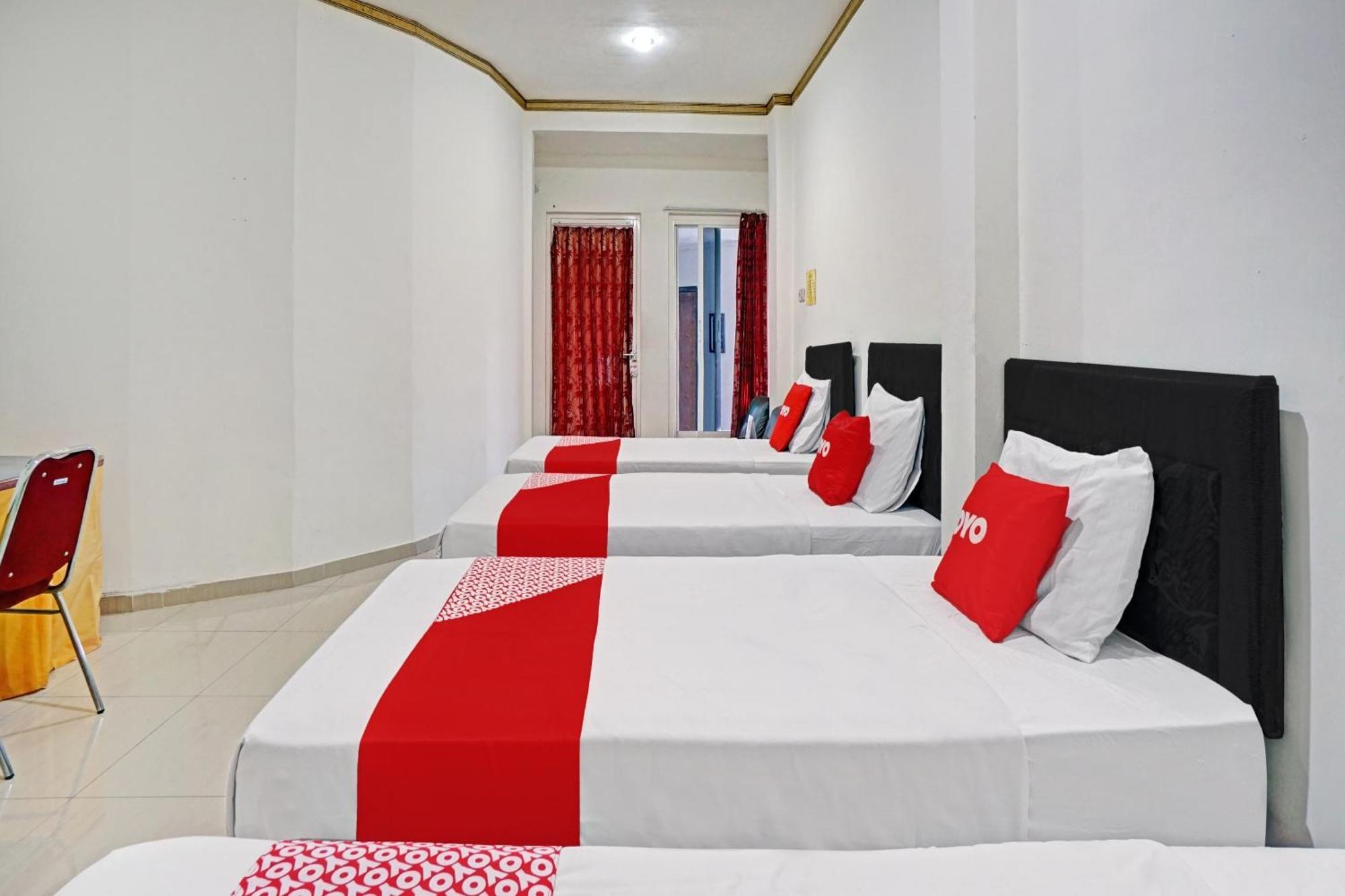 Oyo 90028 Hotel Victory Бату Екстериор снимка